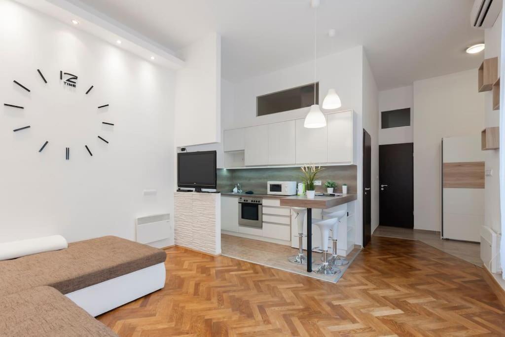 Szent Istvan Ter 4 Next To Basilica A 1 Bedroom ブダペスト エクステリア 写真