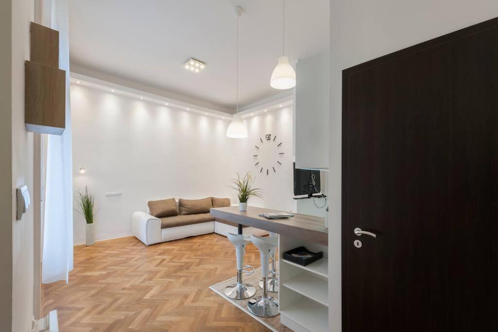 Szent Istvan Ter 4 Next To Basilica A 1 Bedroom ブダペスト エクステリア 写真