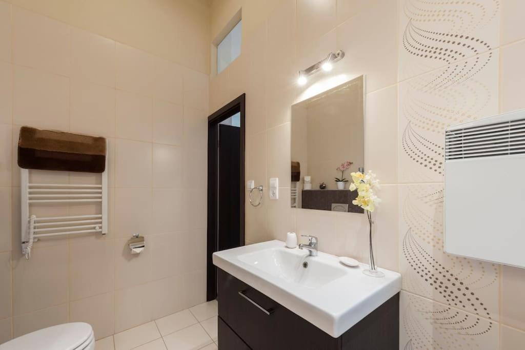 Szent Istvan Ter 4 Next To Basilica A 1 Bedroom ブダペスト エクステリア 写真