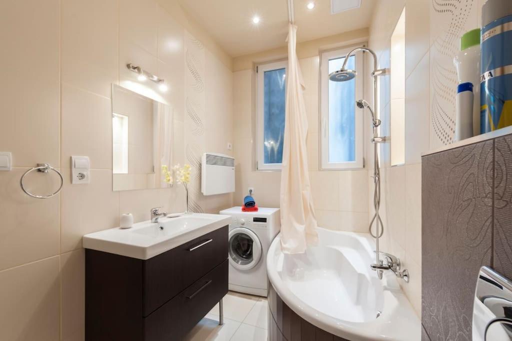 Szent Istvan Ter 4 Next To Basilica A 1 Bedroom ブダペスト エクステリア 写真
