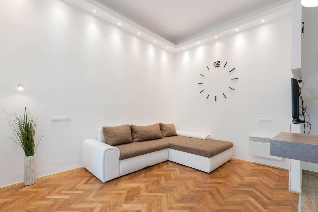 Szent Istvan Ter 4 Next To Basilica A 1 Bedroom ブダペスト エクステリア 写真