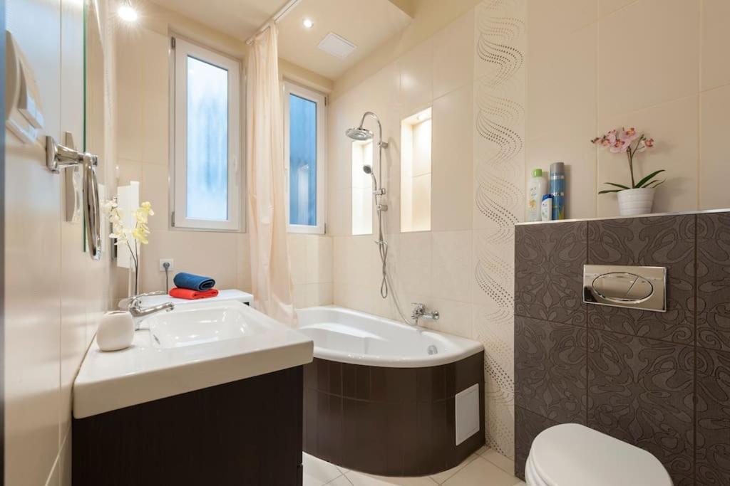 Szent Istvan Ter 4 Next To Basilica A 1 Bedroom ブダペスト エクステリア 写真