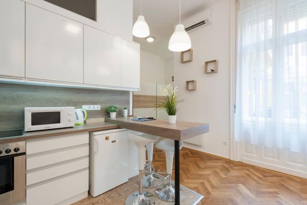 Szent Istvan Ter 4 Next To Basilica A 1 Bedroom ブダペスト エクステリア 写真