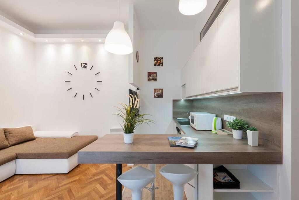 Szent Istvan Ter 4 Next To Basilica A 1 Bedroom ブダペスト エクステリア 写真